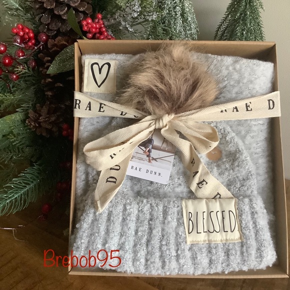 Rae Dunn Woman’s Hat and Scarf 🎄 Perfect Gift - Picture 1 of 1